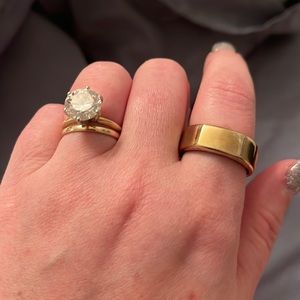 Series 2 Oura ring with charger-gold